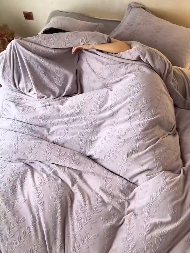 91家纺网 家纺一手货源 找家纺 亿梵家居 2025秋冬新款A类全消光牛奶绒立体5D雕花绒四件套-风格一 （提供买家秀） 安娜花园-香芋紫