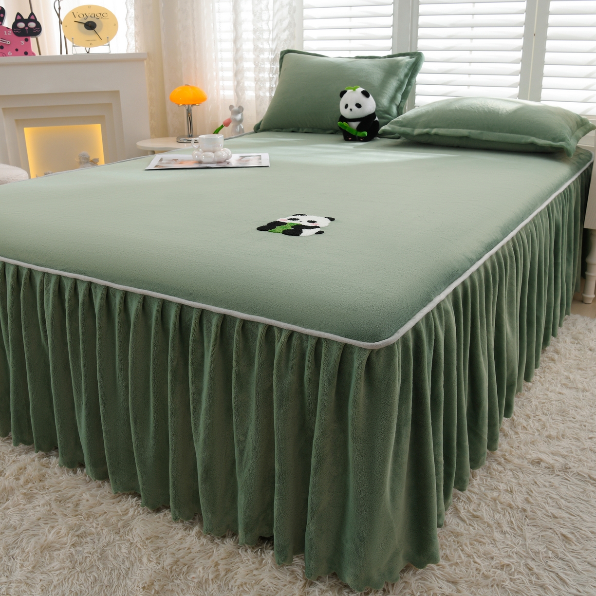 湘之帛 2025新款简约毛巾绣牛奶绒床裙-小熊猫 小熊猫-草绿
