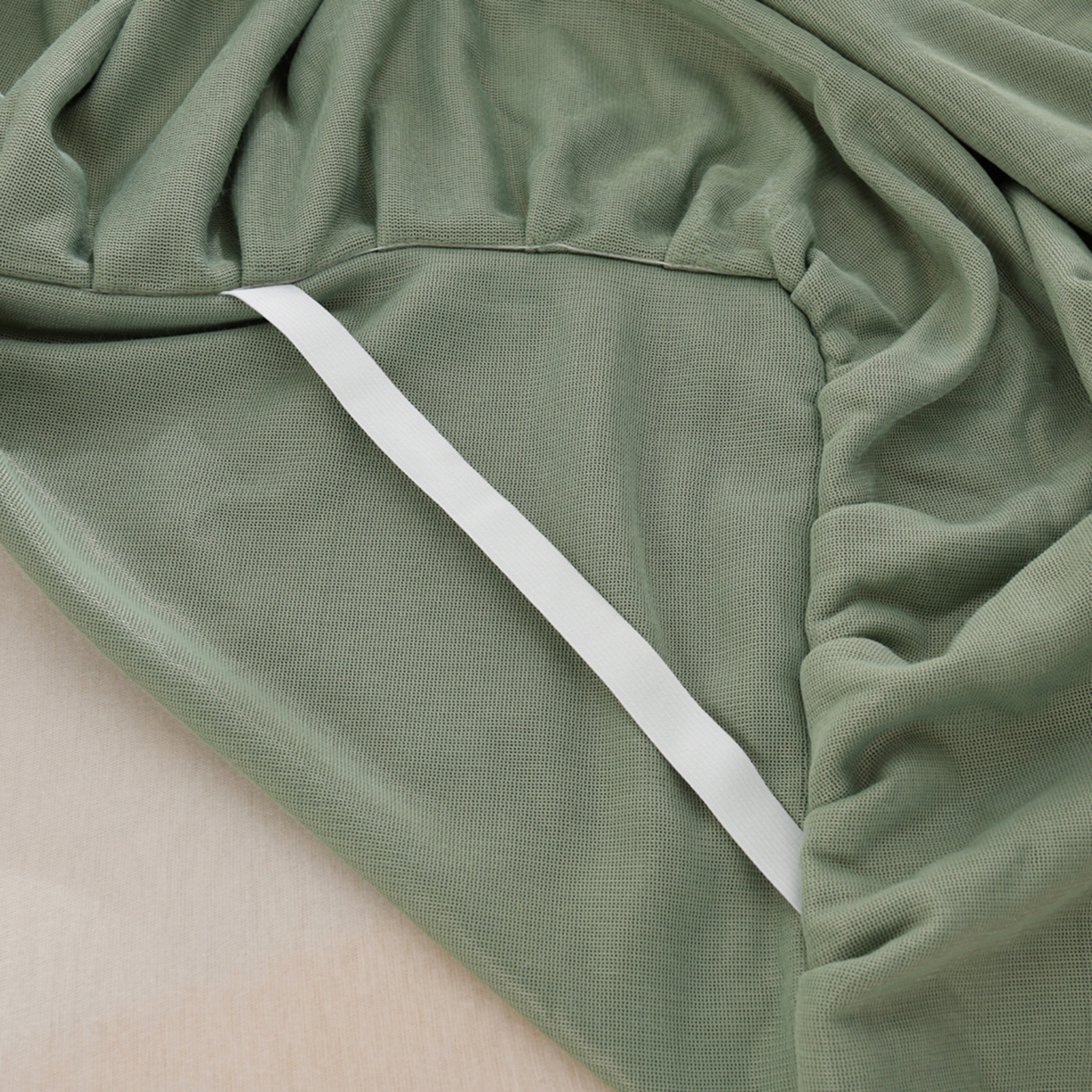 91家纺网 家纺一手货源 找家纺 湘之帛 2025新款简约毛巾绣牛奶绒床裙-小熊猫 小熊猫-草绿