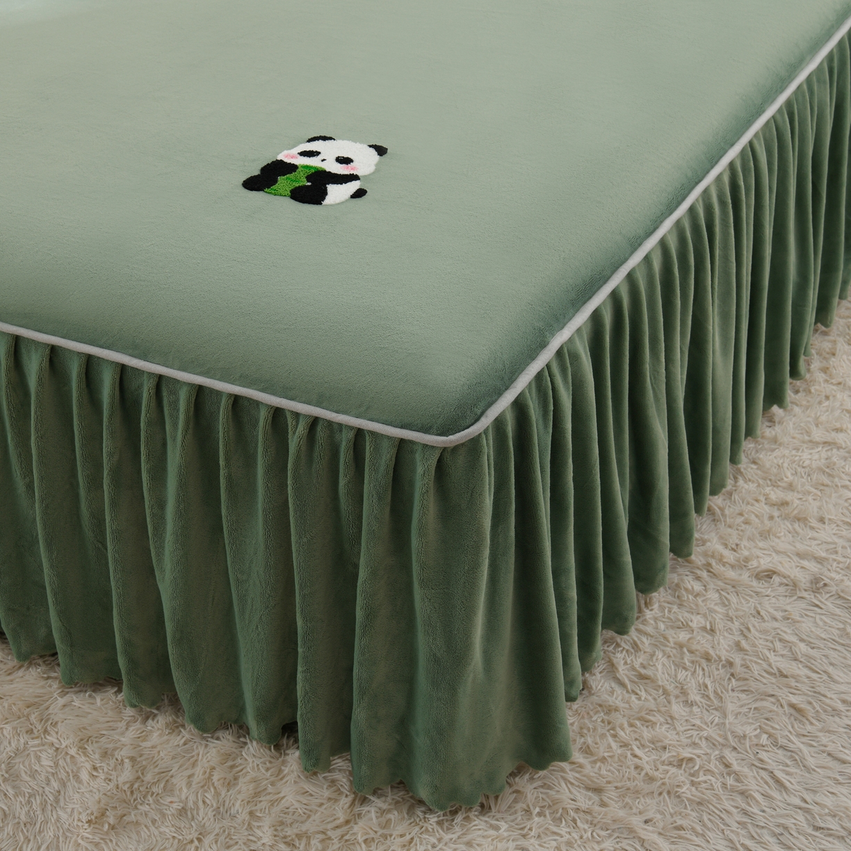 91家纺网 家纺一手货源 找家纺 湘之帛 2025新款简约毛巾绣牛奶绒床裙-小熊猫 小熊猫-草绿