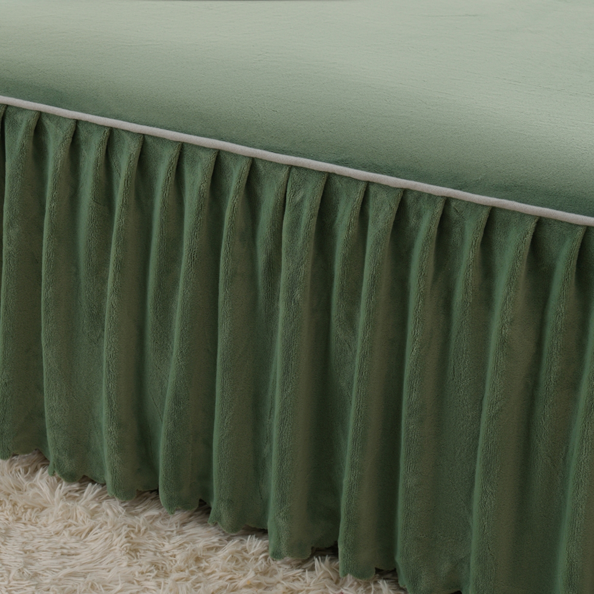 91家纺网 家纺一手货源 找家纺 湘之帛 2025新款简约毛巾绣牛奶绒床裙-小熊猫 小熊猫-草绿