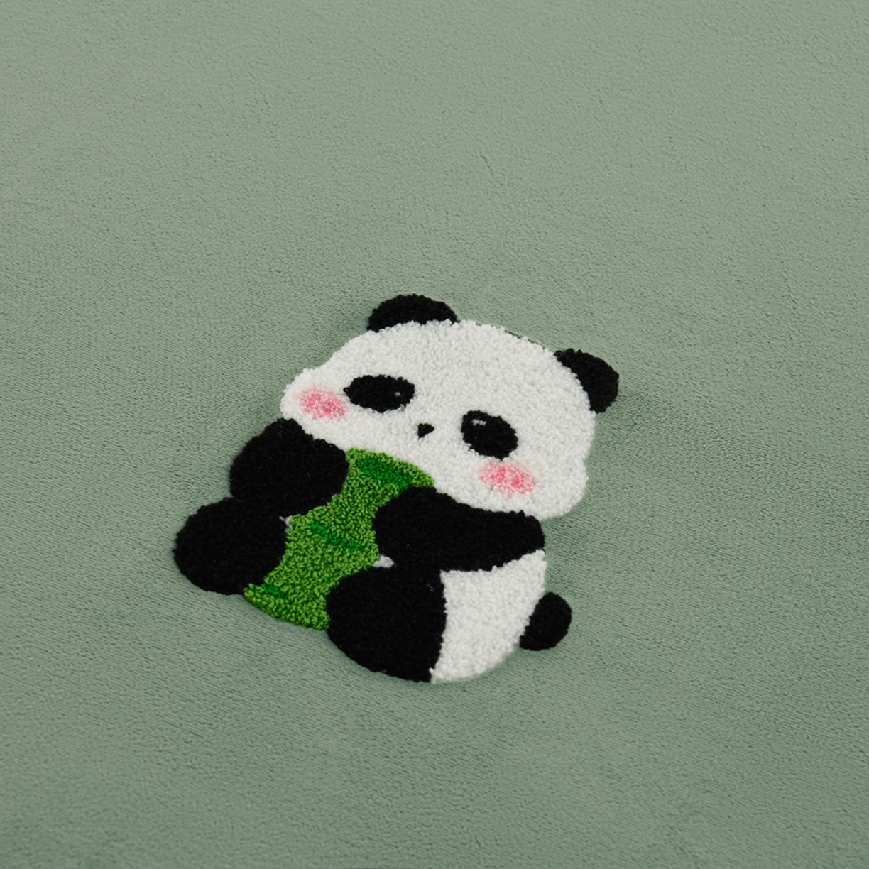 91家纺网 家纺一手货源 找家纺 湘之帛 2025新款简约毛巾绣牛奶绒床裙-小熊猫 小熊猫-草绿