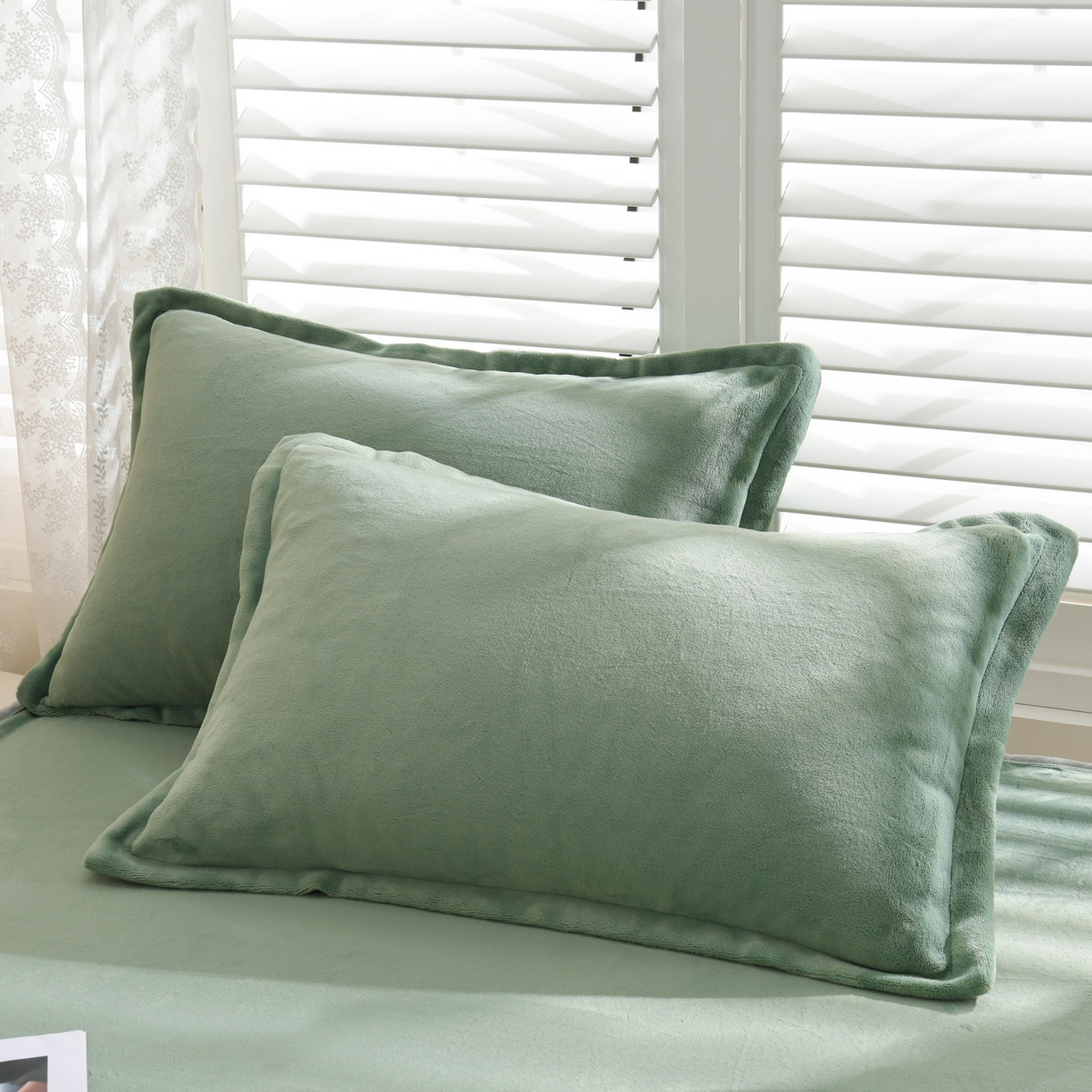 91家纺网 家纺一手货源 找家纺 湘之帛 2025新款简约毛巾绣牛奶绒床裙-小熊猫 小熊猫-草绿