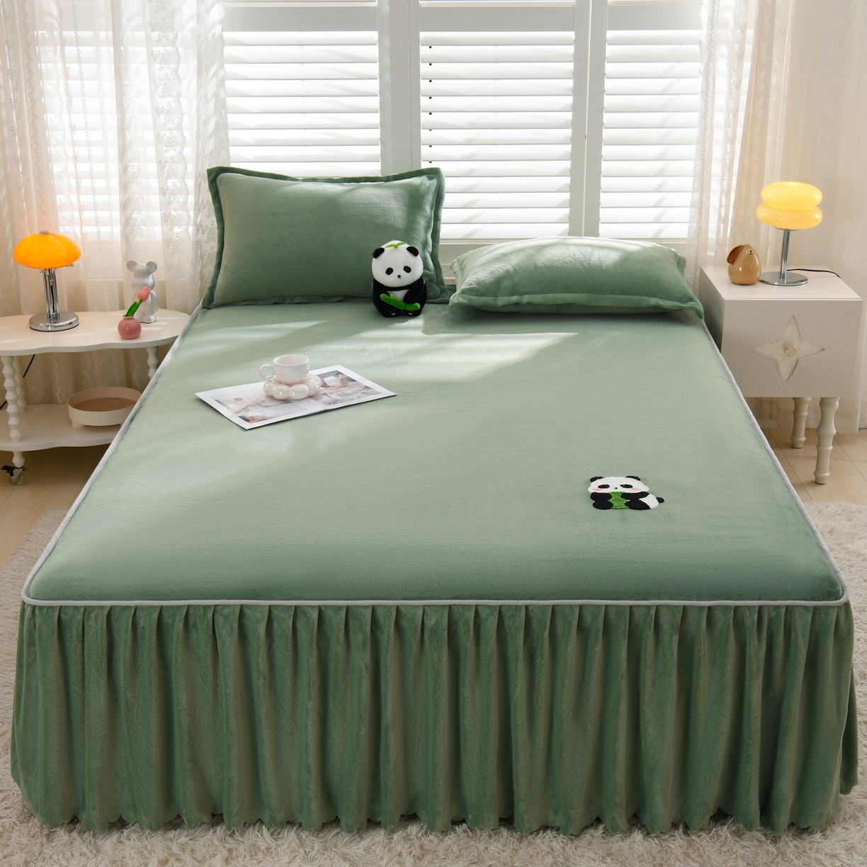 91家纺网 家纺一手货源 找家纺 湘之帛 2025新款简约毛巾绣牛奶绒床裙-小熊猫 小熊猫-草绿