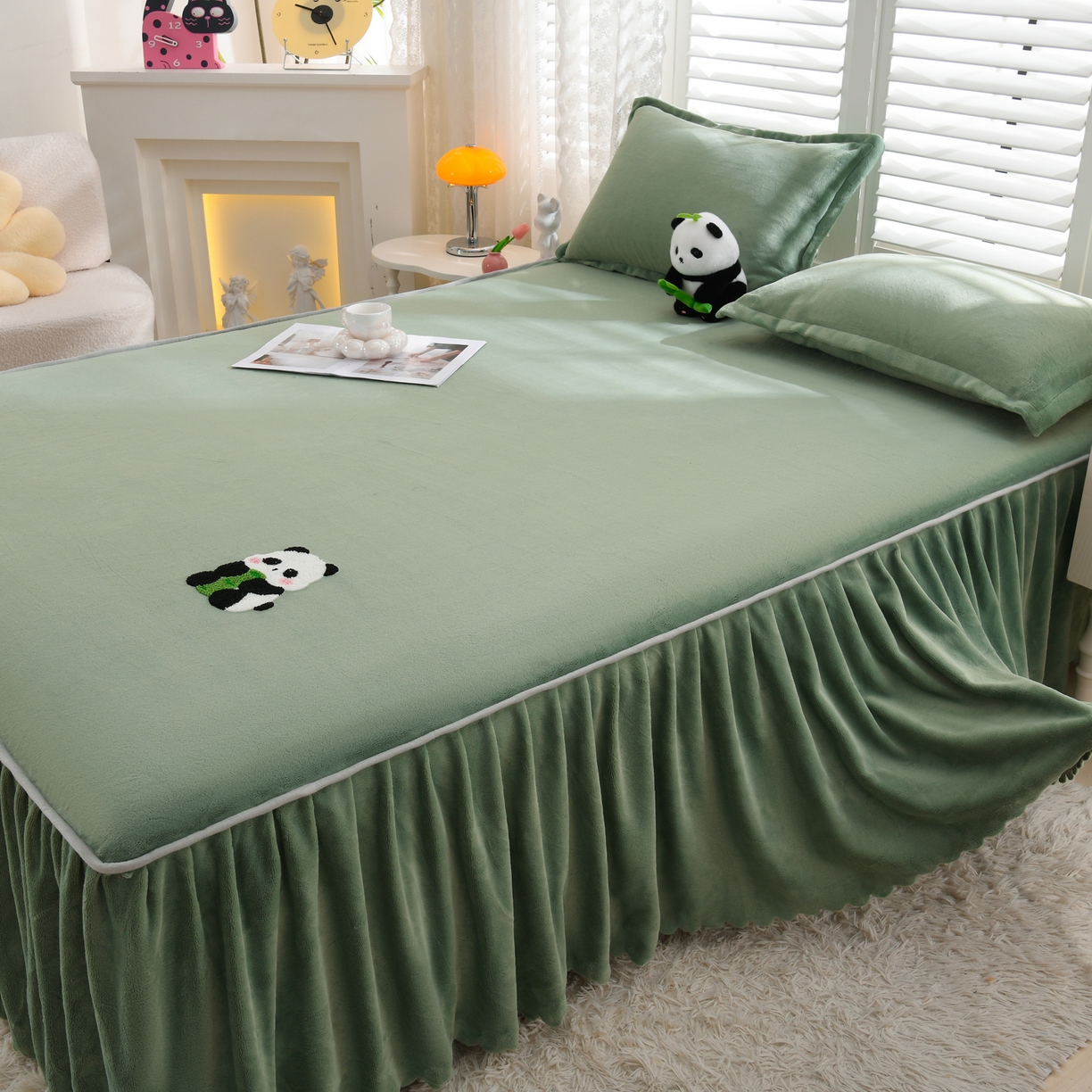 91家纺网 家纺一手货源 找家纺 湘之帛 2025新款简约毛巾绣牛奶绒床裙-小熊猫 小熊猫-草绿