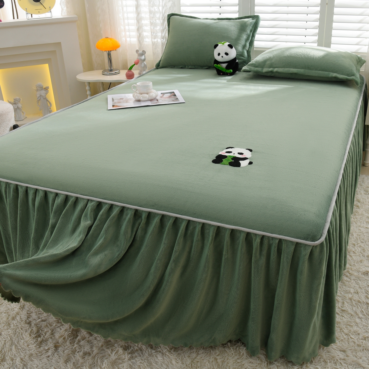 91家纺网 家纺一手货源 找家纺 湘之帛 2025新款简约毛巾绣牛奶绒床裙-小熊猫 小熊猫-草绿