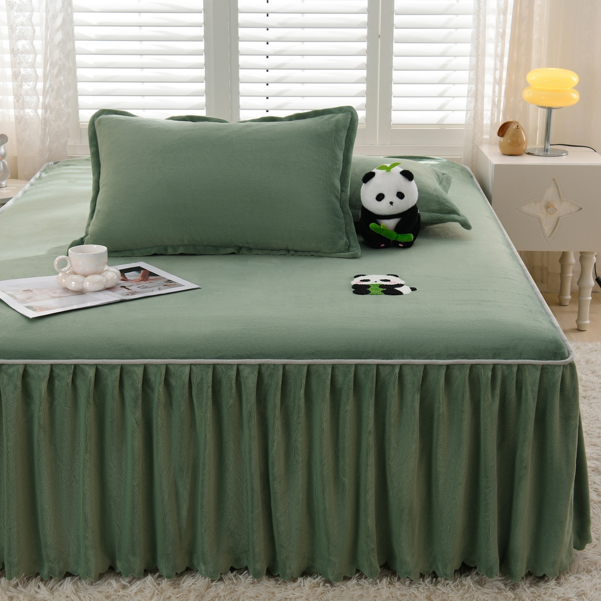 91家纺网 家纺一手货源 找家纺 湘之帛 2025新款简约毛巾绣牛奶绒床裙-小熊猫 小熊猫-草绿