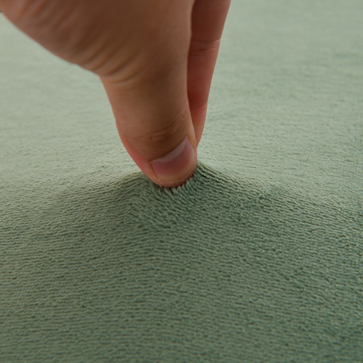 91家纺网 家纺一手货源 找家纺 湘之帛 2025新款简约毛巾绣牛奶绒床裙-小熊猫 小熊猫-草绿