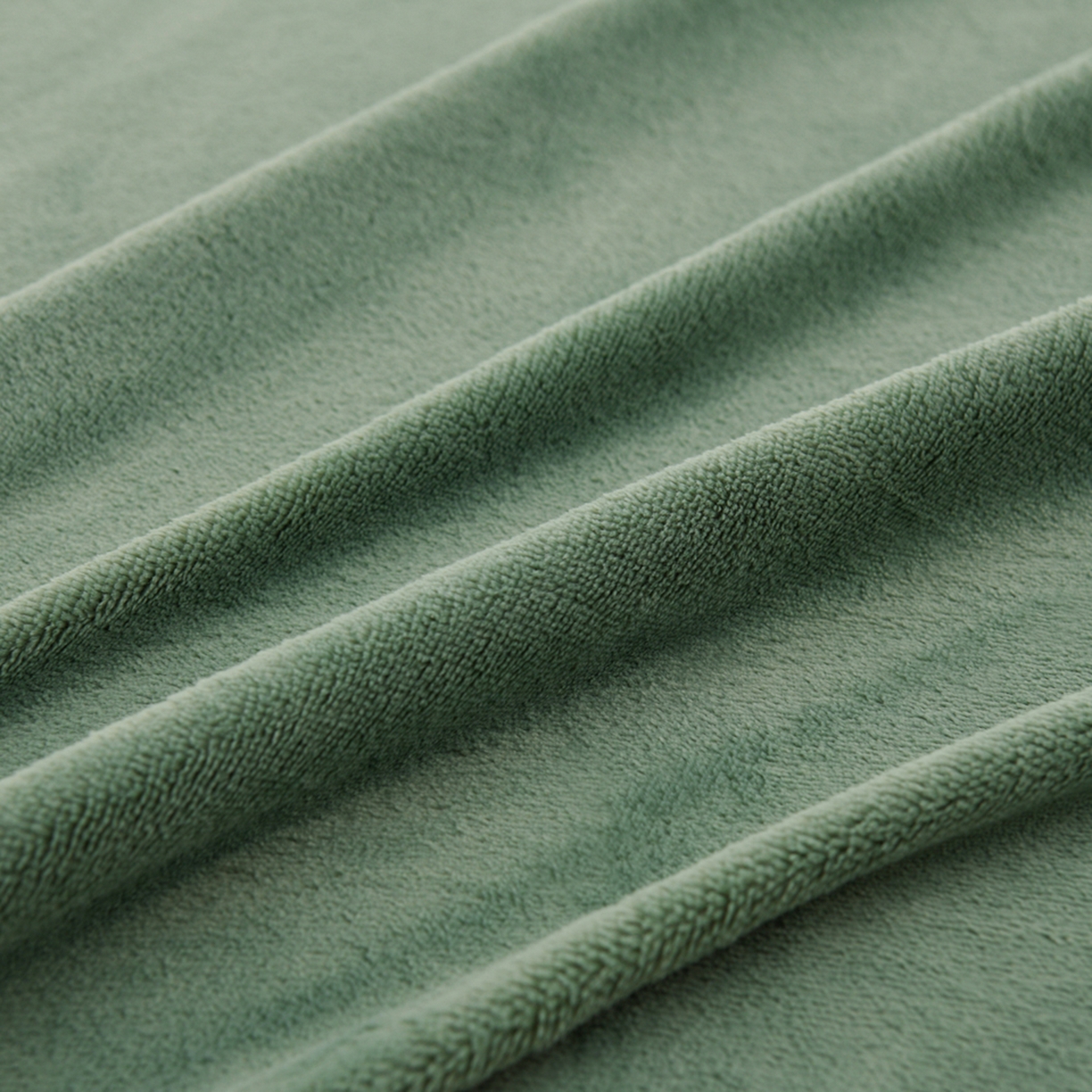 91家纺网 家纺一手货源 找家纺 湘之帛 2025新款简约毛巾绣牛奶绒床裙-小熊猫 小熊猫-草绿