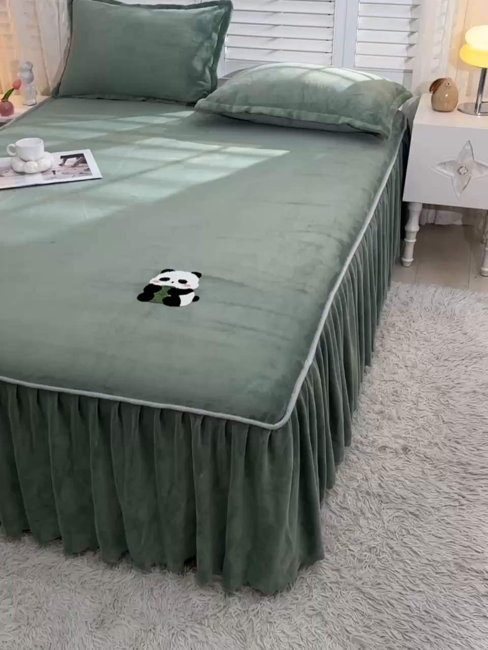 91家纺网 家纺一手货源 找家纺 湘之帛 2025新款简约毛巾绣牛奶绒床裙-小熊猫 小熊猫-草绿