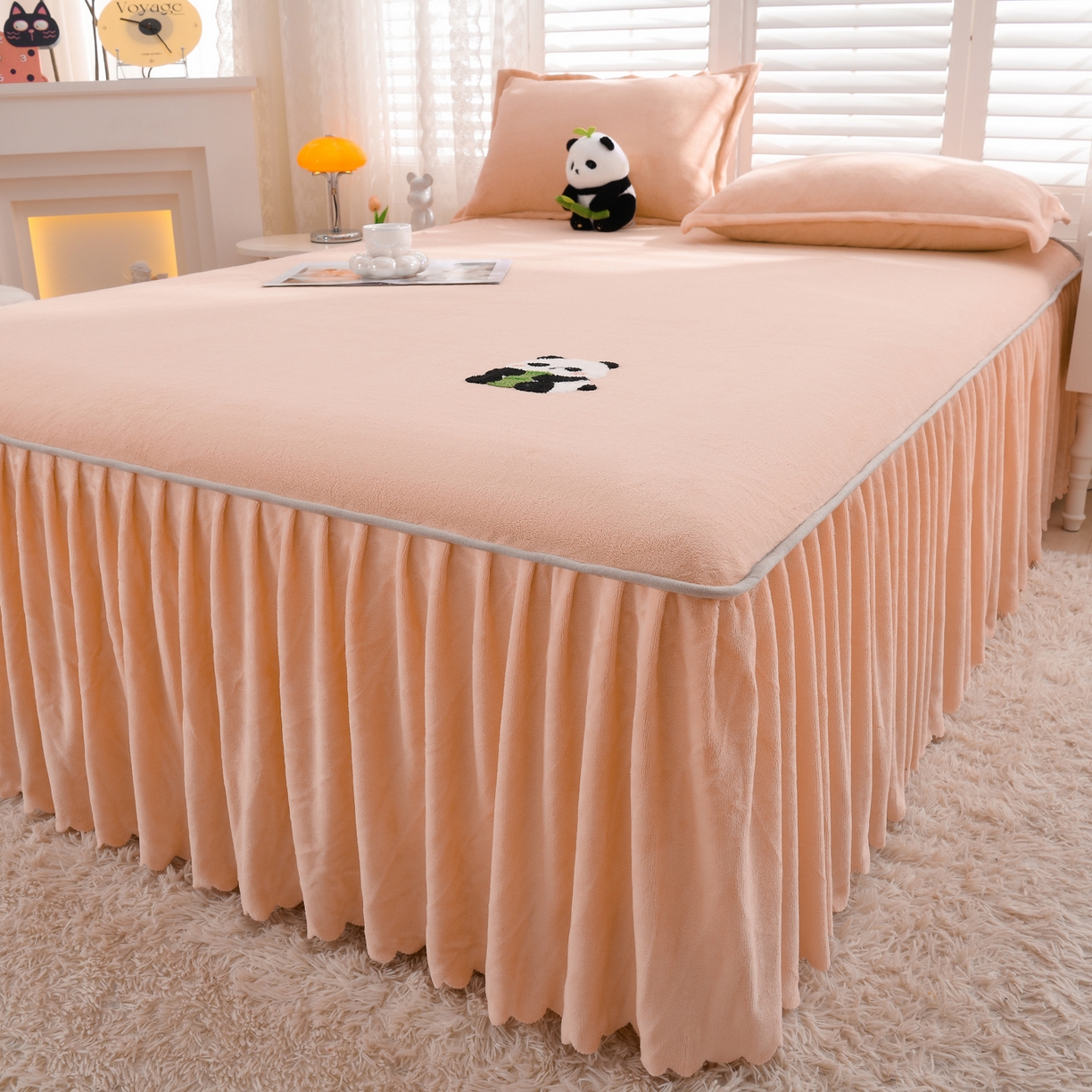 湘之帛 2025新款简约毛巾绣牛奶绒床裙-小熊猫 小熊猫-粉色