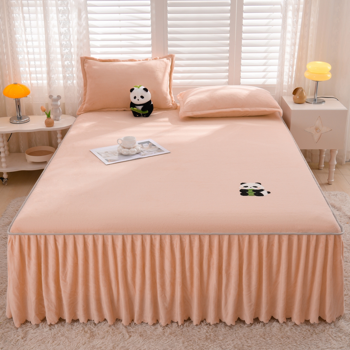 91家纺网 家纺一手货源 找家纺 湘之帛 2025新款简约毛巾绣牛奶绒床裙-小熊猫 小熊猫-粉色