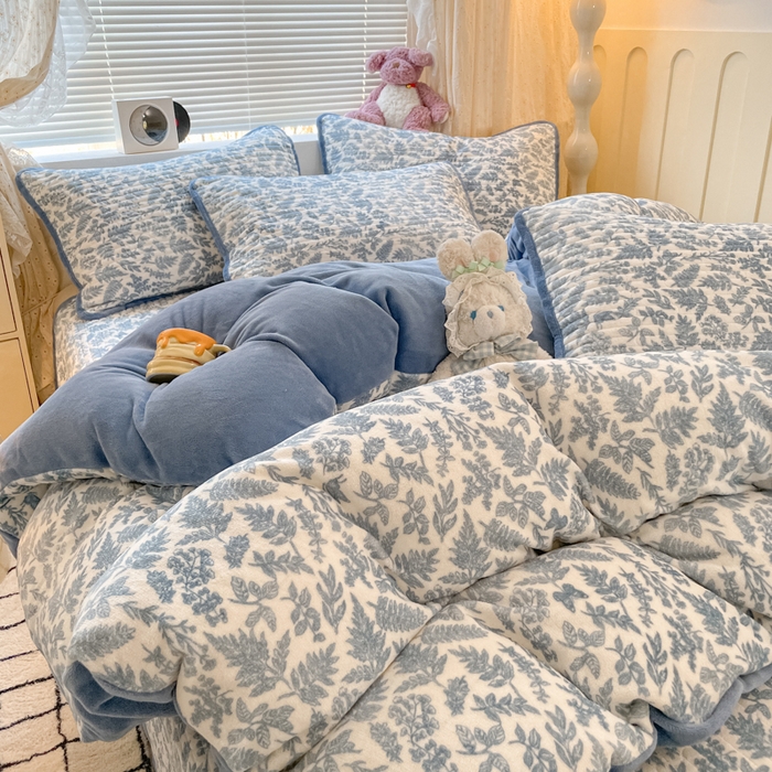 云玲时尚 2025新款高克重牛奶绒印花床盖四件套 暗香