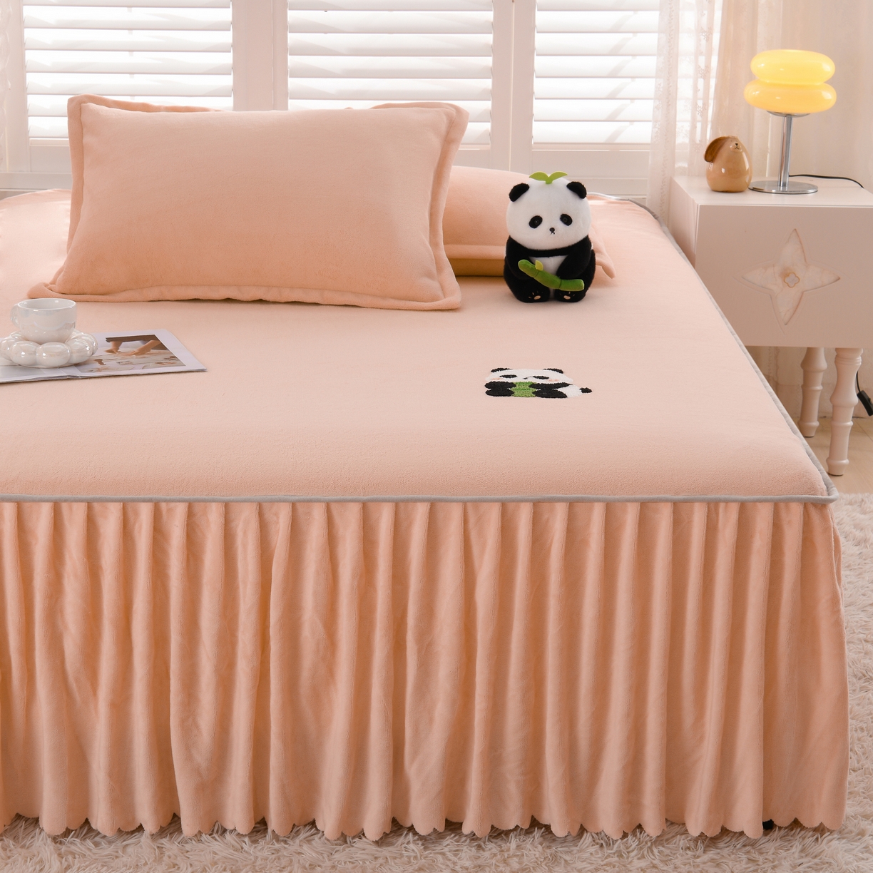 91家纺网 家纺一手货源 找家纺 湘之帛 2025新款简约毛巾绣牛奶绒床裙-小熊猫 小熊猫-粉色