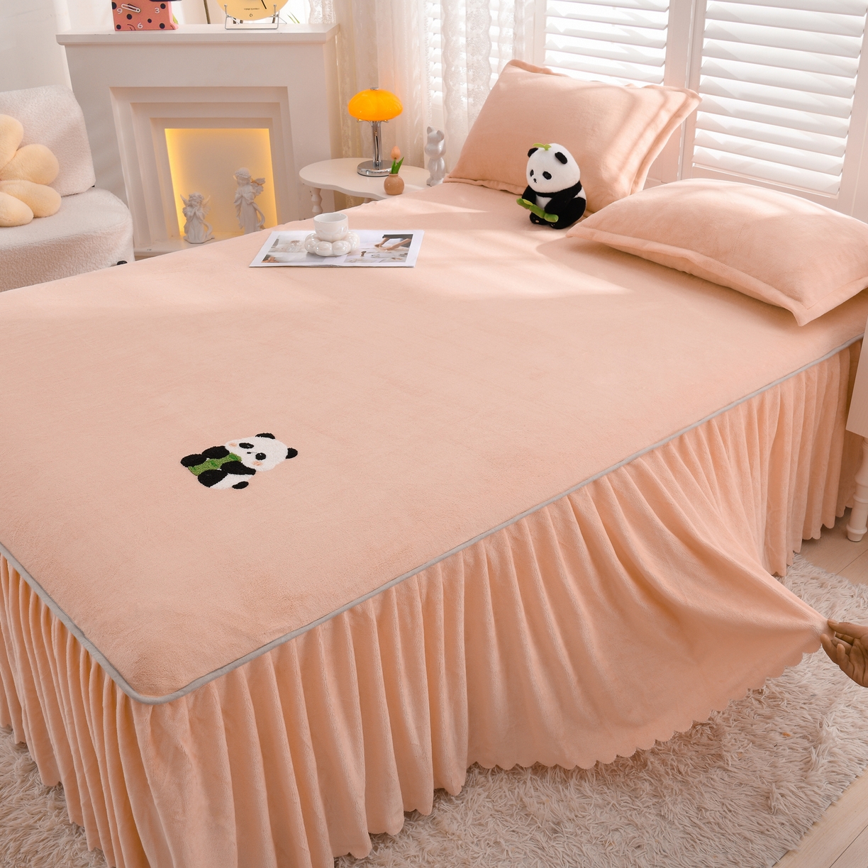 91家纺网 家纺一手货源 找家纺 湘之帛 2025新款简约毛巾绣牛奶绒床裙-小熊猫 小熊猫-粉色