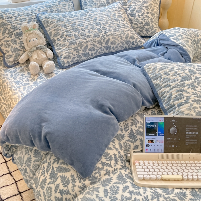 91家纺网 家纺一手货源 找家纺 云玲时尚 2025新款高克重牛奶绒印花床盖四件套 暗香