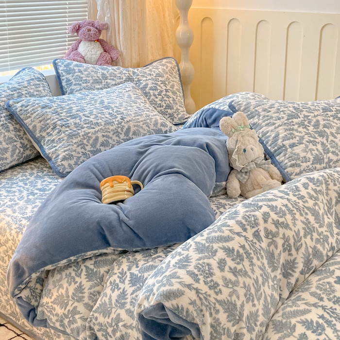 91家纺网 家纺一手货源 找家纺 云玲时尚 2025新款高克重牛奶绒印花床盖四件套 暗香