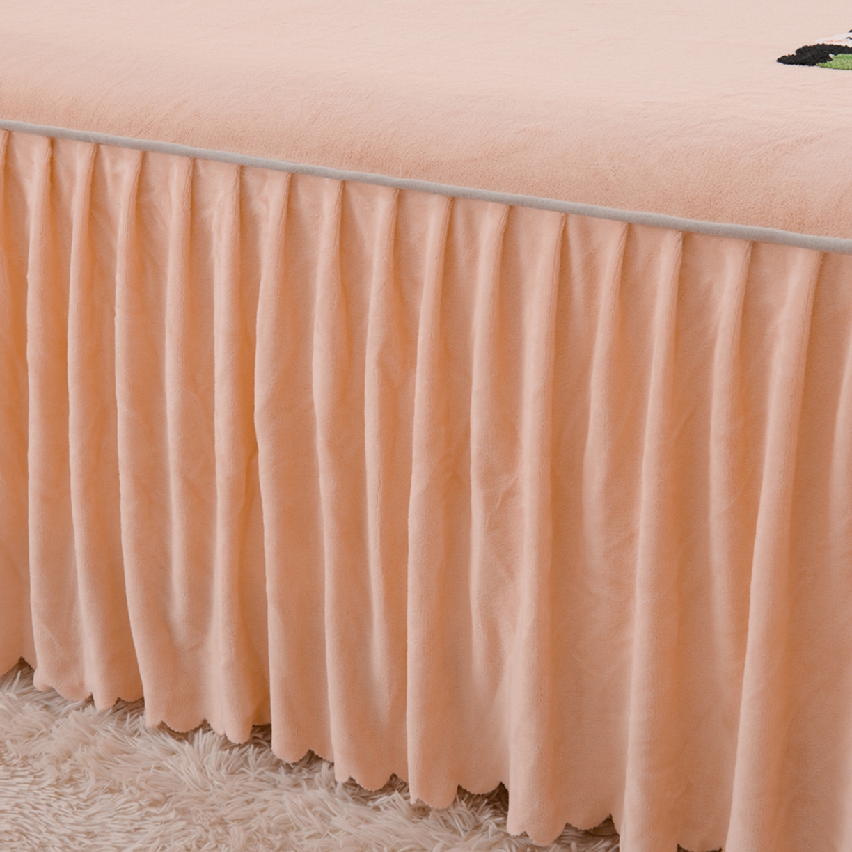 91家纺网 家纺一手货源 找家纺 湘之帛 2025新款简约毛巾绣牛奶绒床裙-小熊猫 小熊猫-粉色