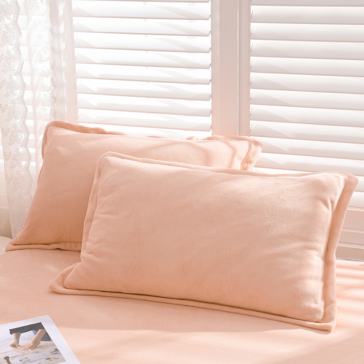 91家纺网 家纺一手货源 找家纺 湘之帛 2025新款简约毛巾绣牛奶绒床裙-小熊猫 小熊猫-粉色