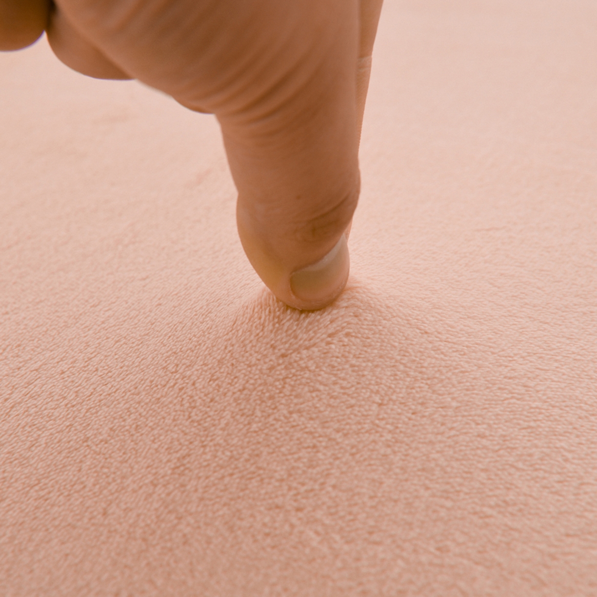 91家纺网 家纺一手货源 找家纺 湘之帛 2025新款简约毛巾绣牛奶绒床裙-小熊猫 小熊猫-粉色