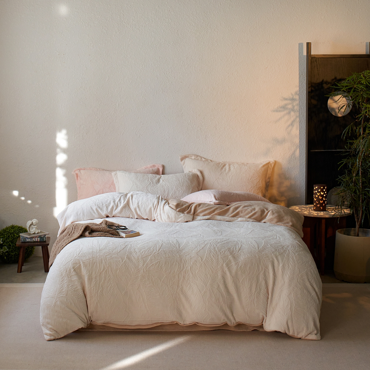 91家纺网 家纺一手货源 找家纺 亿梵家居 2025秋冬新款A类全消光牛奶绒立体5D雕花绒四件套-风格一 （提供买家秀） 芭提雅-奶油白