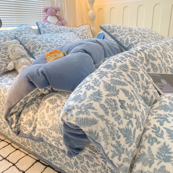 91家纺网 家纺一手货源 找家纺 云玲时尚 2025新款高克重牛奶绒印花床盖四件套 暗香