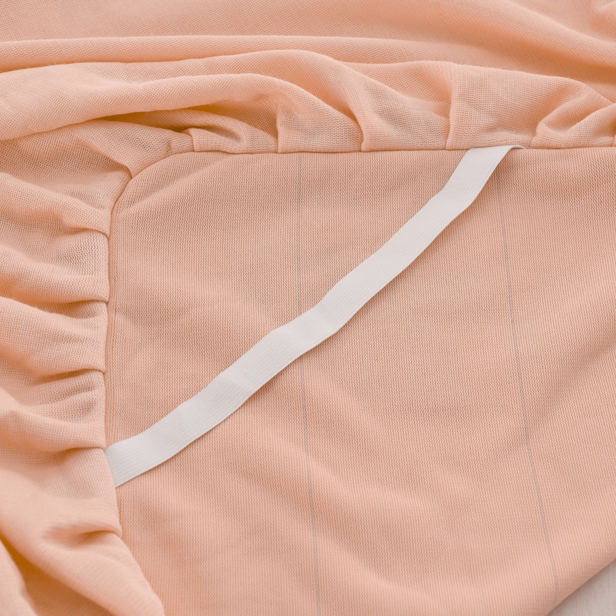 91家纺网 家纺一手货源 找家纺 湘之帛 2025新款简约毛巾绣牛奶绒床裙-小熊猫 小熊猫-粉色