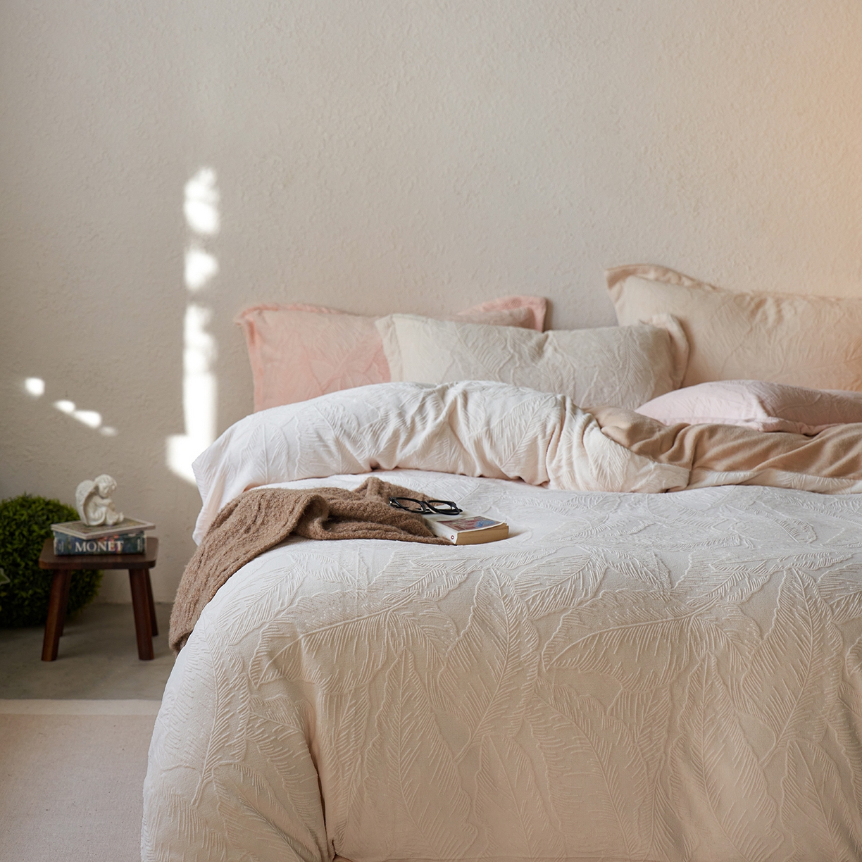 91家纺网 家纺一手货源 找家纺 亿梵家居 2025秋冬新款A类全消光牛奶绒立体5D雕花绒四件套-风格一 （提供买家秀） 芭提雅-奶油白