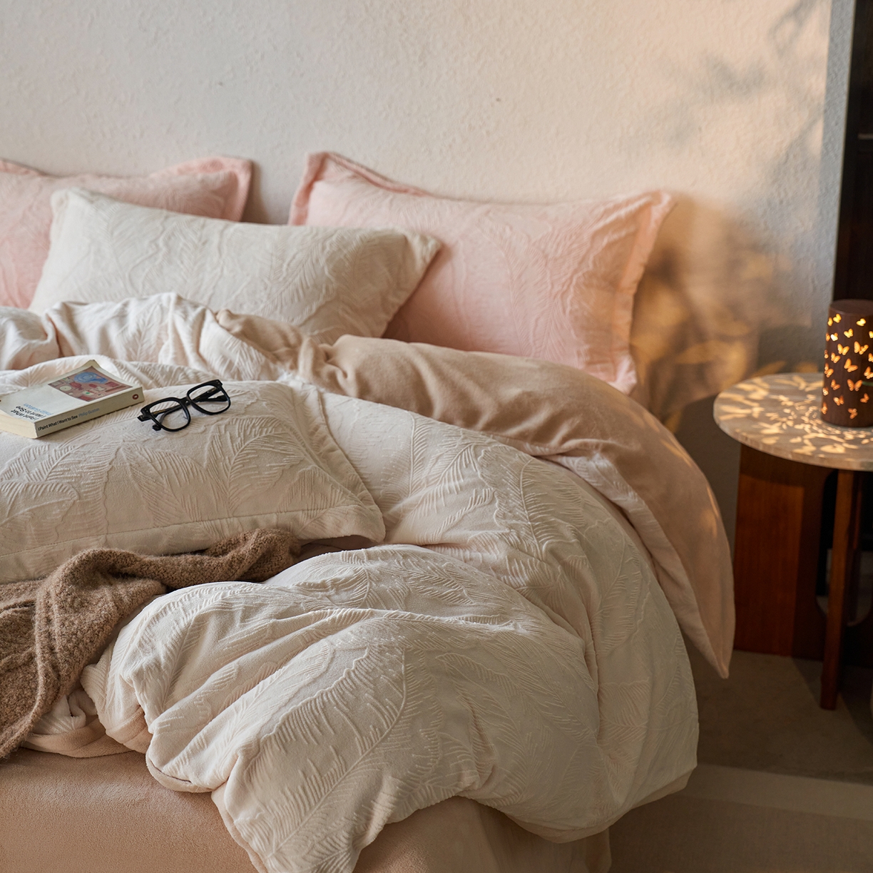 91家纺网 家纺一手货源 找家纺 亿梵家居 2025秋冬新款A类全消光牛奶绒立体5D雕花绒四件套-风格一 （提供买家秀） 芭提雅-奶油白