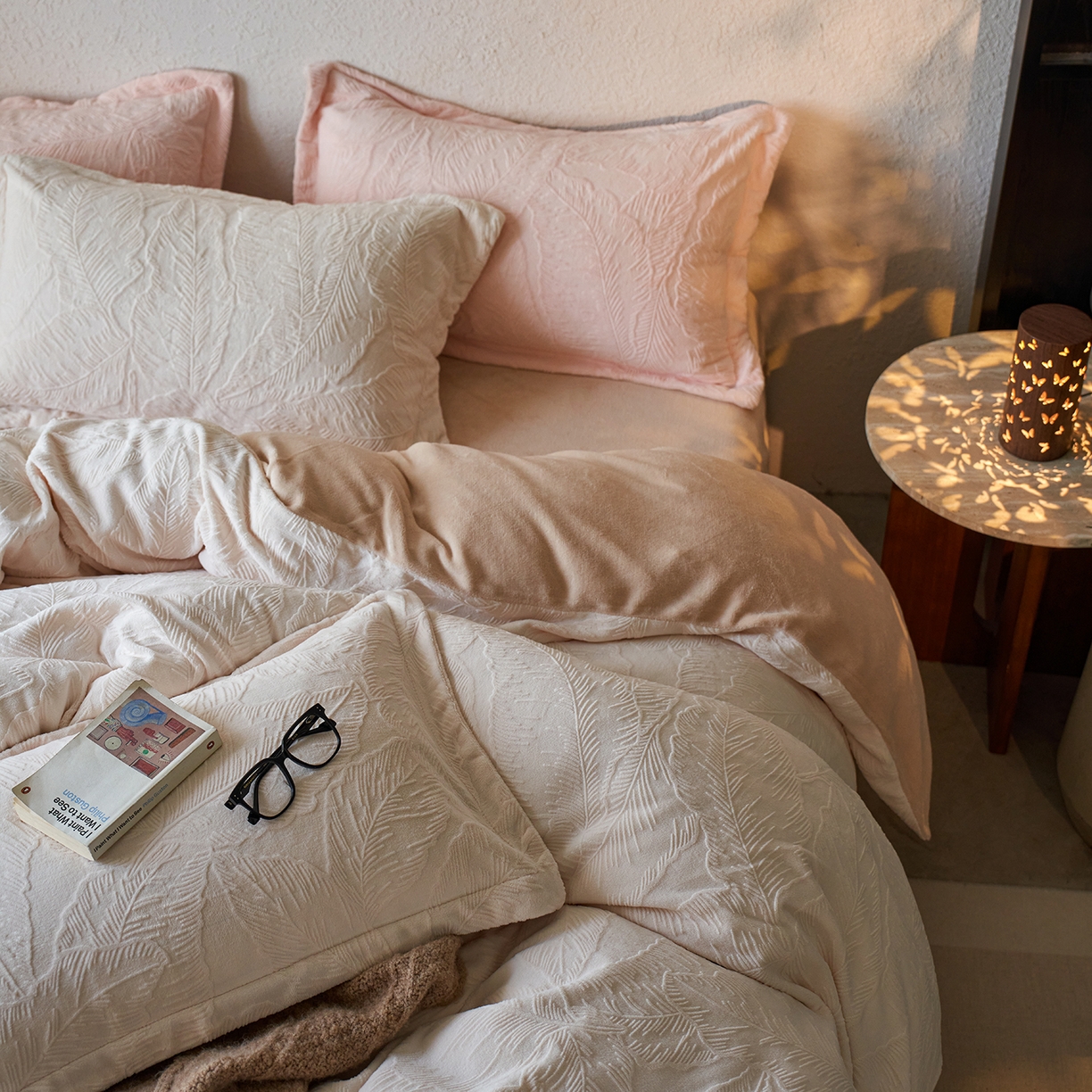 91家纺网 家纺一手货源 找家纺 亿梵家居 2025秋冬新款A类全消光牛奶绒立体5D雕花绒四件套-风格一 （提供买家秀） 芭提雅-奶油白