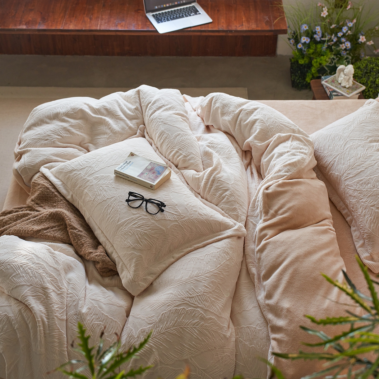 91家纺网 家纺一手货源 找家纺 亿梵家居 2025秋冬新款A类全消光牛奶绒立体5D雕花绒四件套-风格一 （提供买家秀） 芭提雅-奶油白