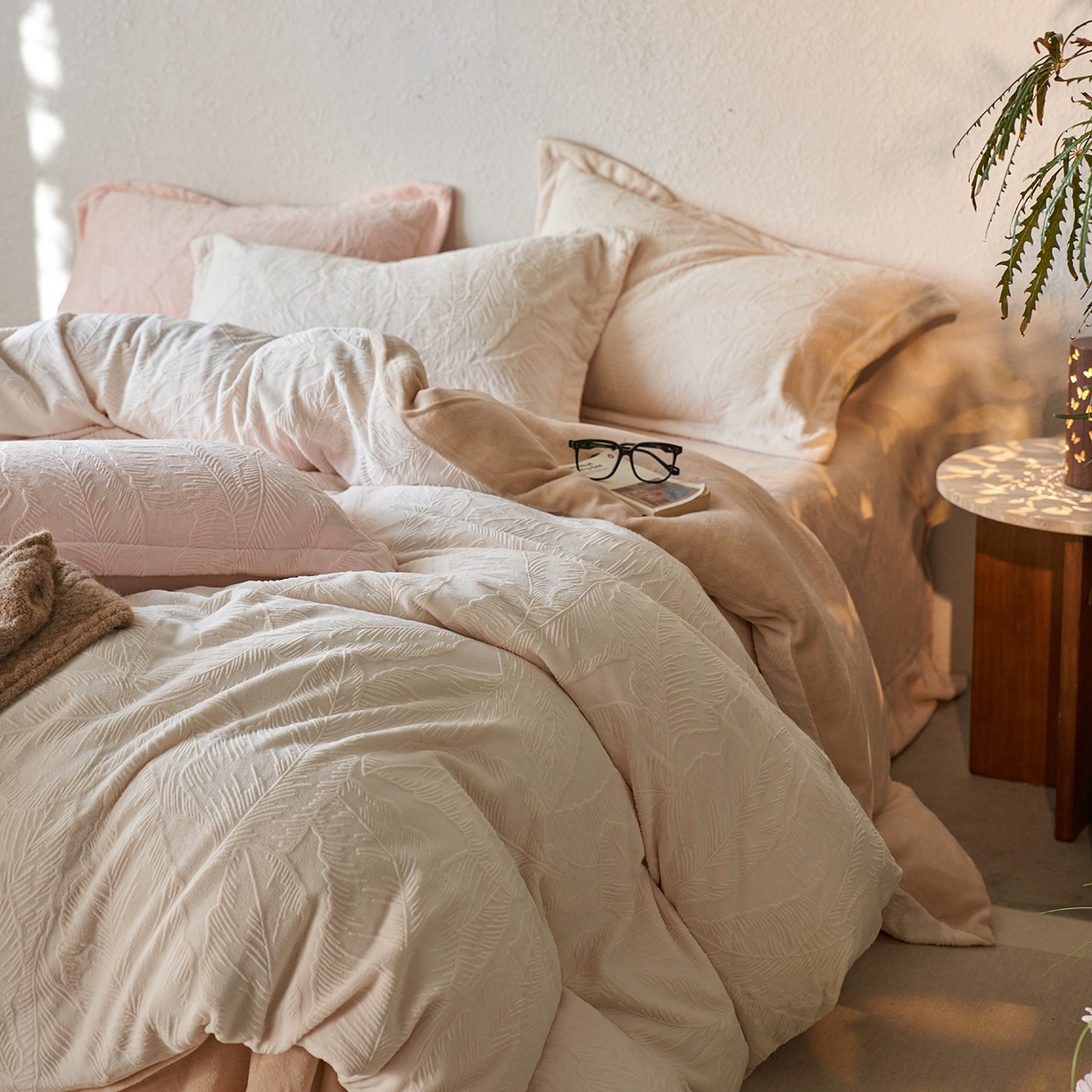 91家纺网 家纺一手货源 找家纺 亿梵家居 2025秋冬新款A类全消光牛奶绒立体5D雕花绒四件套-风格一 （提供买家秀） 芭提雅-奶油白