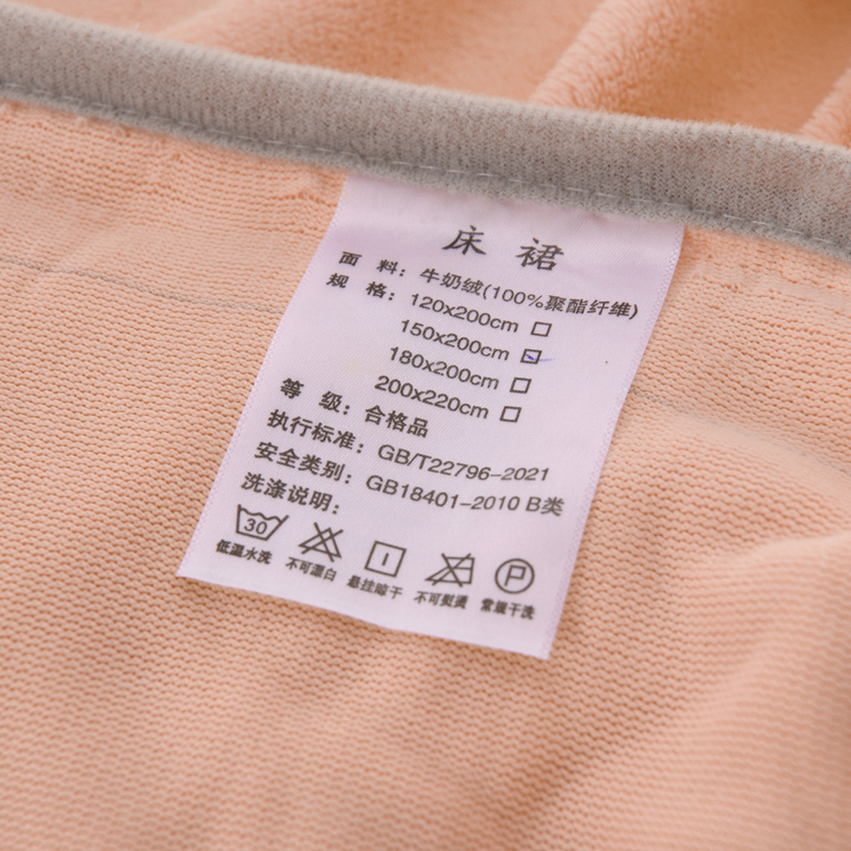 91家纺网 家纺一手货源 找家纺 湘之帛 2025新款简约毛巾绣牛奶绒床裙-小熊猫 小熊猫-粉色
