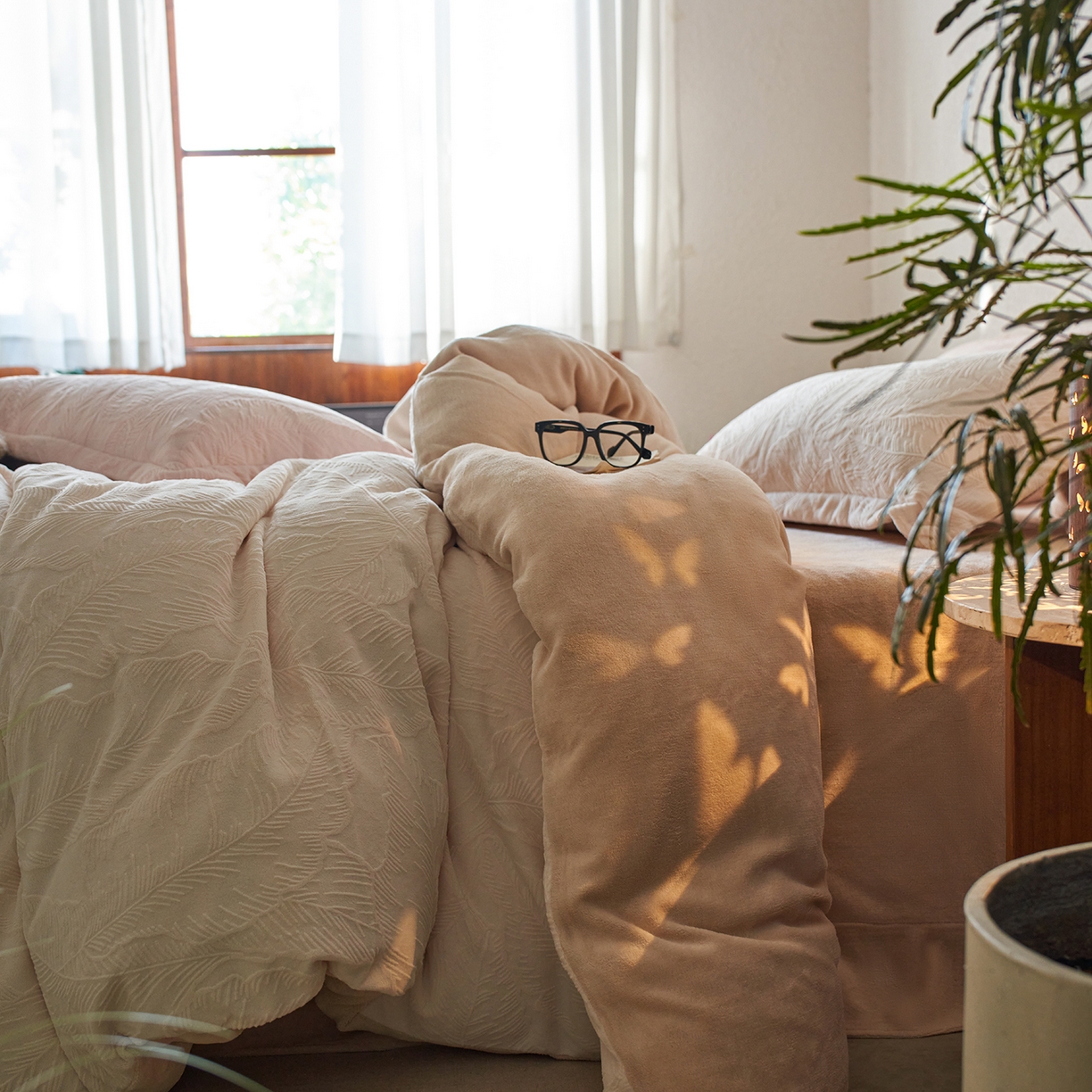 91家纺网 家纺一手货源 找家纺 亿梵家居 2025秋冬新款A类全消光牛奶绒立体5D雕花绒四件套-风格一 （提供买家秀） 芭提雅-奶油白