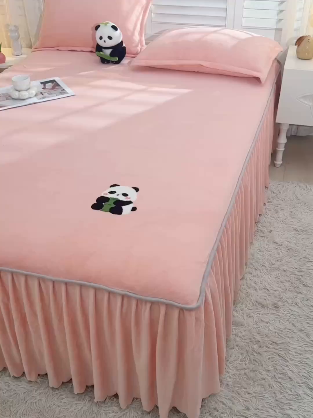 91家纺网 家纺一手货源 找家纺 湘之帛 2025新款简约毛巾绣牛奶绒床裙-小熊猫 小熊猫-粉色