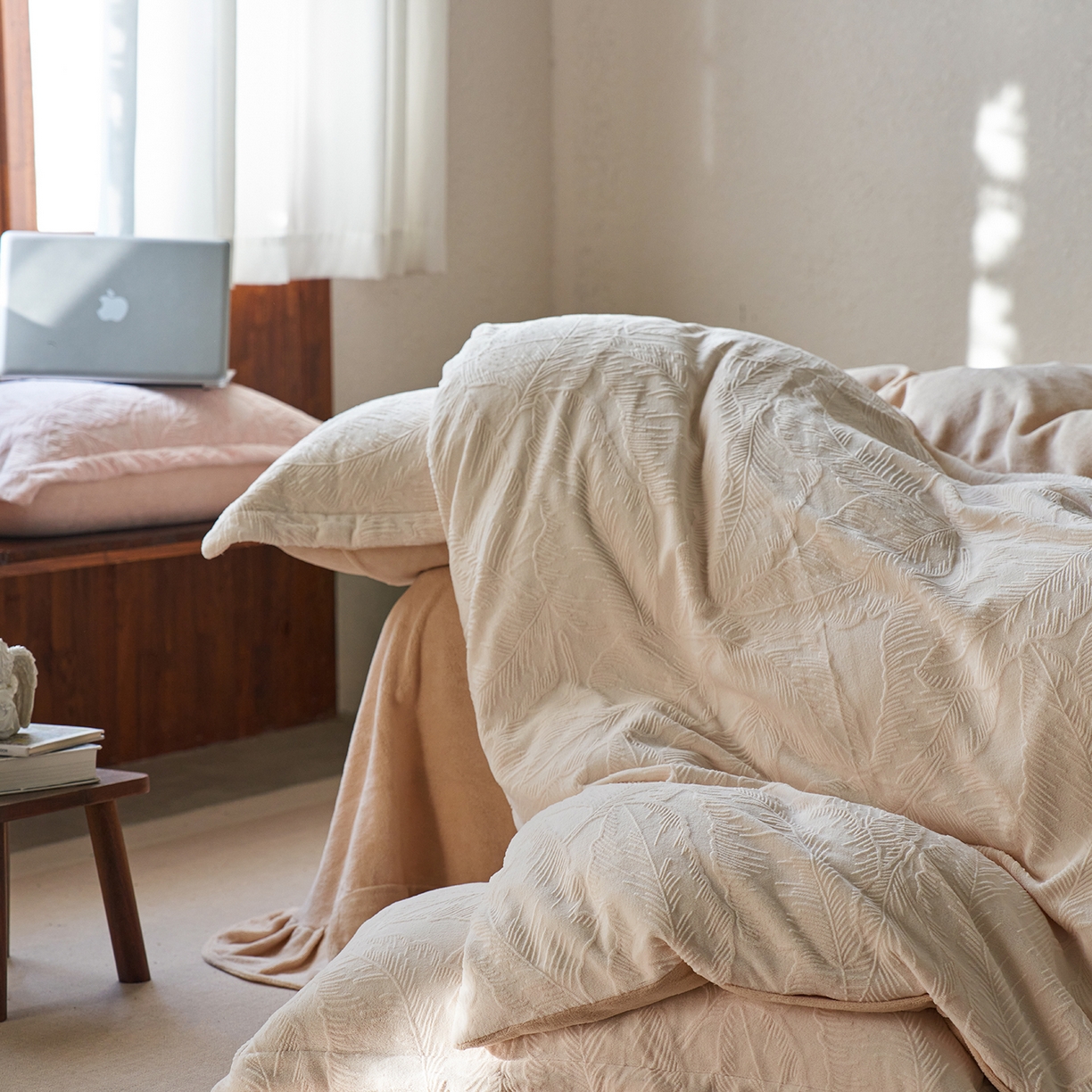 91家纺网 家纺一手货源 找家纺 亿梵家居 2025秋冬新款A类全消光牛奶绒立体5D雕花绒四件套-风格一 （提供买家秀） 芭提雅-奶油白