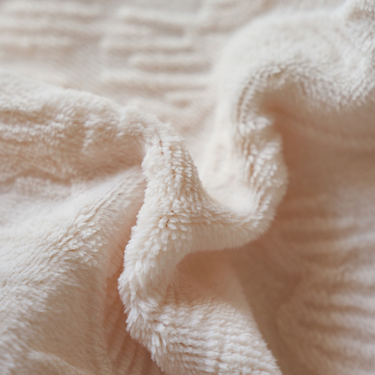 91家纺网 家纺一手货源 找家纺 亿梵家居 2025秋冬新款A类全消光牛奶绒立体5D雕花绒四件套-风格一 （提供买家秀） 芭提雅-奶油白