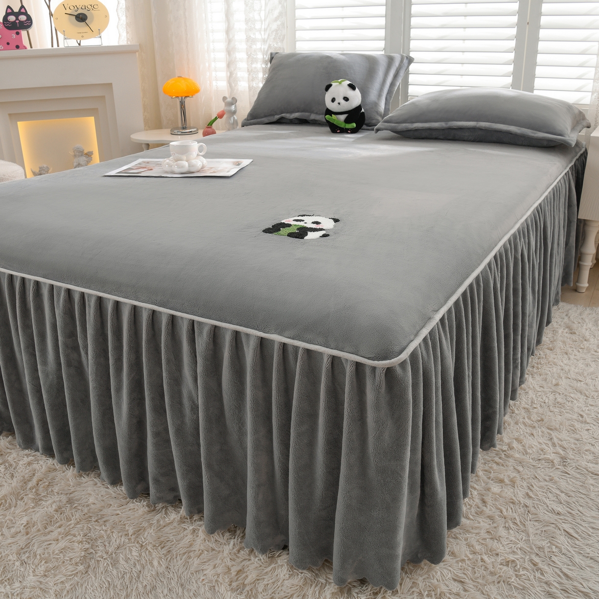湘之帛 2025新款简约毛巾绣牛奶绒床裙-小熊猫 小熊猫-灰色