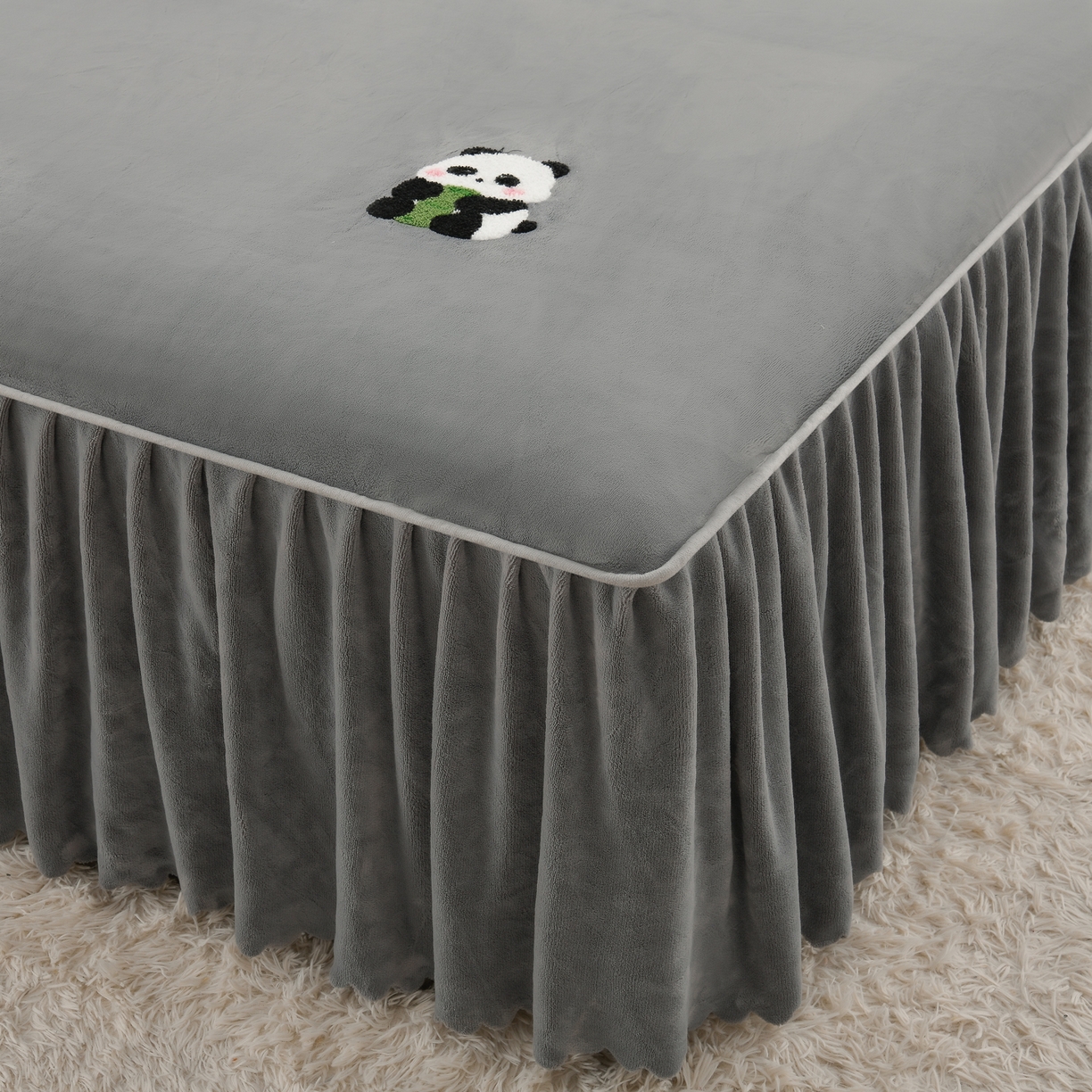 91家纺网 家纺一手货源 找家纺 湘之帛 2025新款简约毛巾绣牛奶绒床裙-小熊猫 小熊猫-灰色