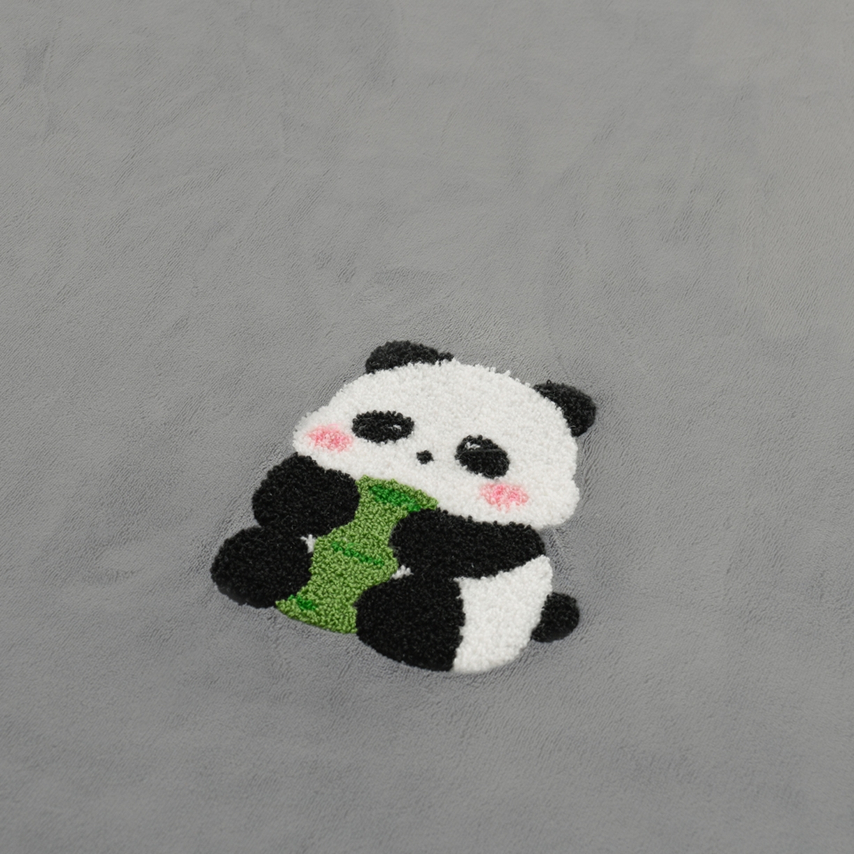 91家纺网 家纺一手货源 找家纺 湘之帛 2025新款简约毛巾绣牛奶绒床裙-小熊猫 小熊猫-灰色