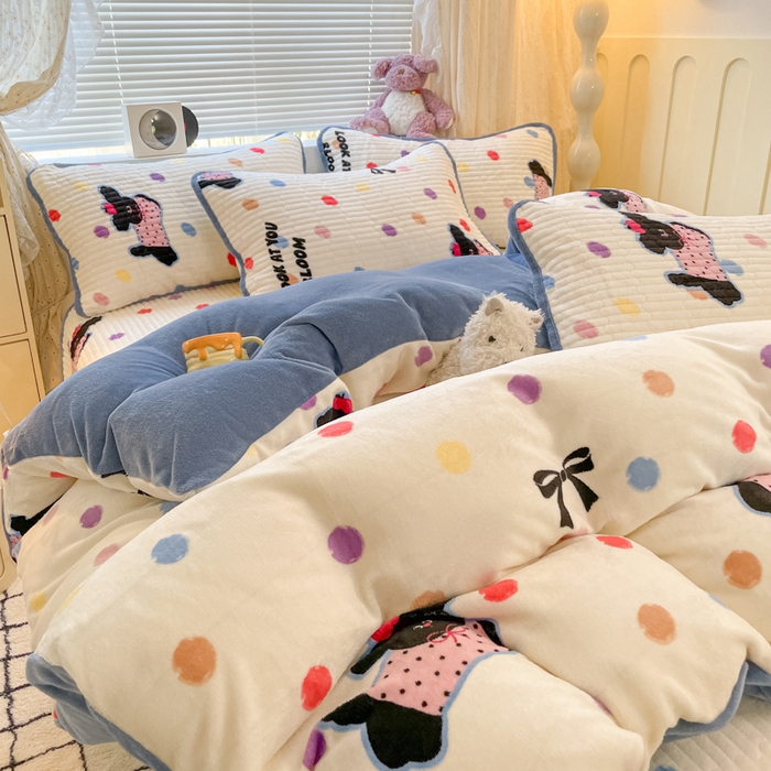 云玲时尚 2025新款高克重牛奶绒印花床盖四件套 波点小狗