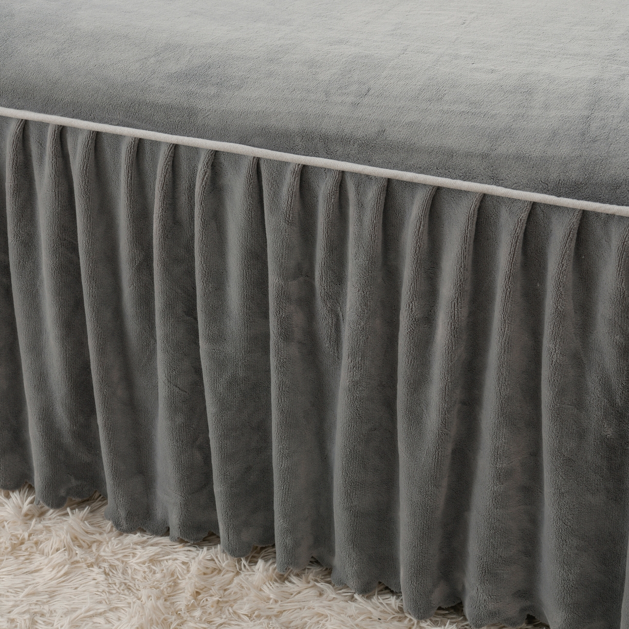 91家纺网 家纺一手货源 找家纺 湘之帛 2025新款简约毛巾绣牛奶绒床裙-小熊猫 小熊猫-灰色