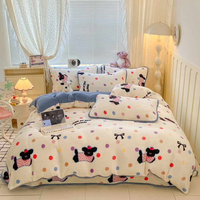 91家纺网 家纺一手货源 找家纺 云玲时尚 2025新款高克重牛奶绒印花床盖四件套 波点小狗