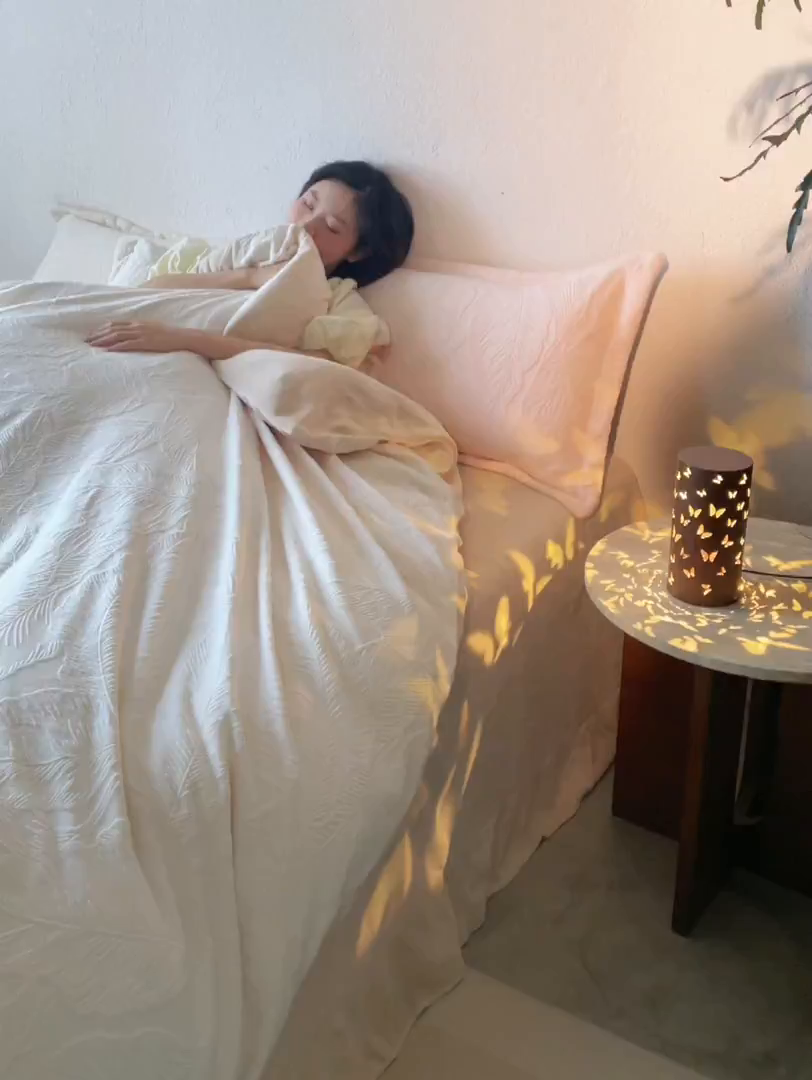 91家纺网 家纺一手货源 找家纺 亿梵家居 2025秋冬新款A类全消光牛奶绒立体5D雕花绒四件套-风格一 （提供买家秀） 芭提雅-奶油白