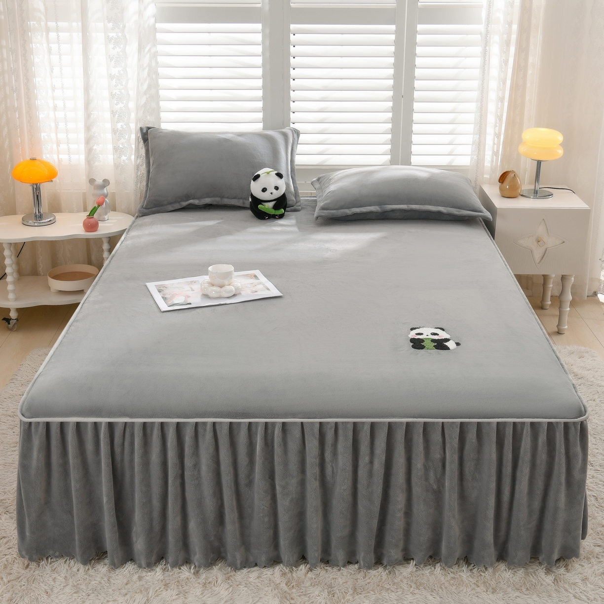 91家纺网 家纺一手货源 找家纺 湘之帛 2025新款简约毛巾绣牛奶绒床裙-小熊猫 小熊猫-灰色