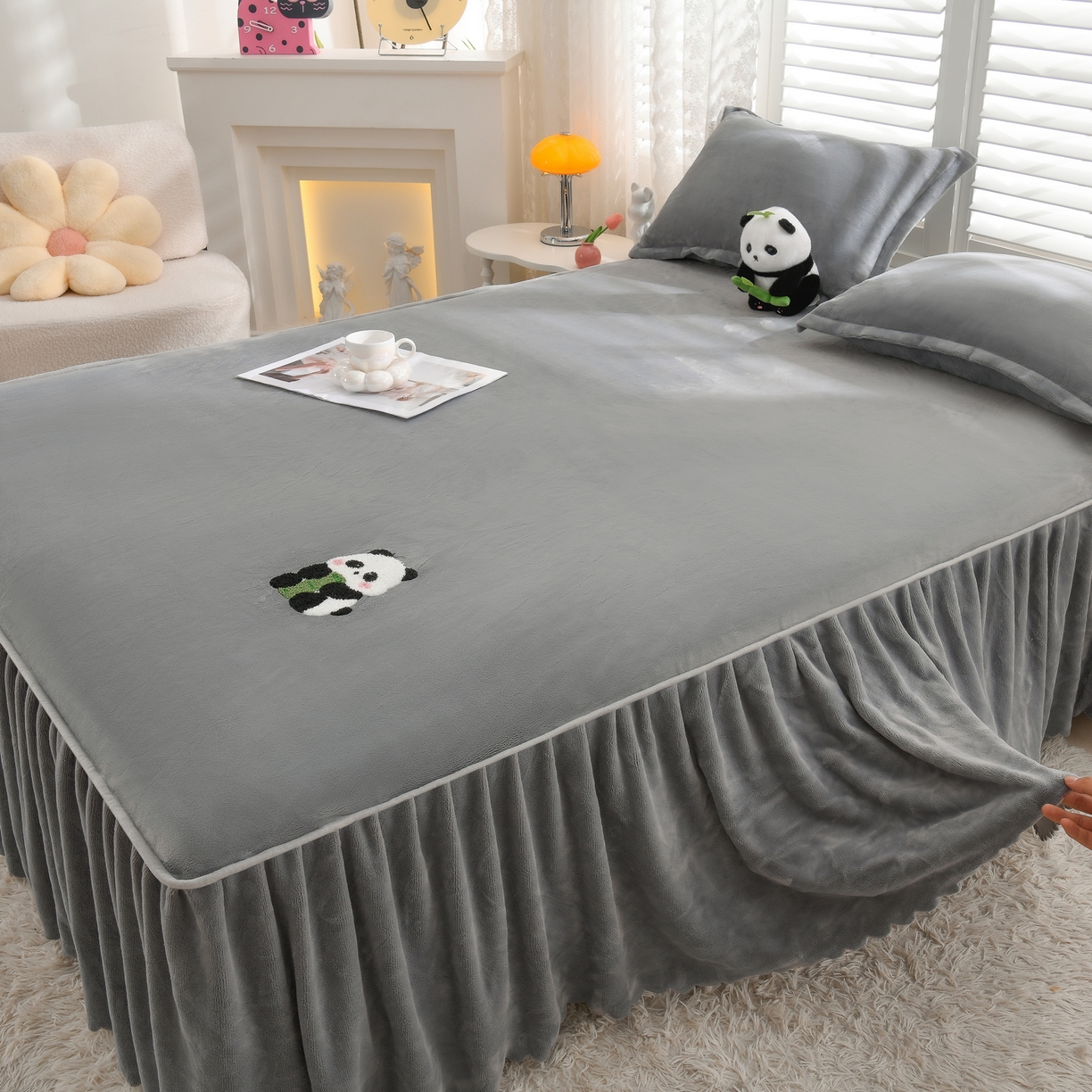 91家纺网 家纺一手货源 找家纺 湘之帛 2025新款简约毛巾绣牛奶绒床裙-小熊猫 小熊猫-灰色