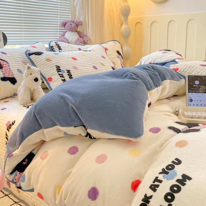 91家纺网 家纺一手货源 找家纺 云玲时尚 2025新款高克重牛奶绒印花床盖四件套 波点小狗