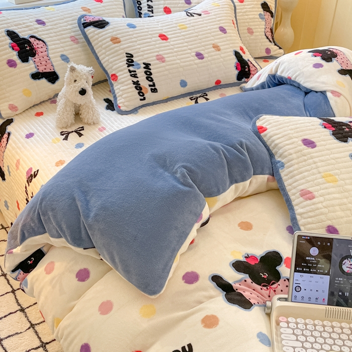 91家纺网 家纺一手货源 找家纺 云玲时尚 2025新款高克重牛奶绒印花床盖四件套 波点小狗