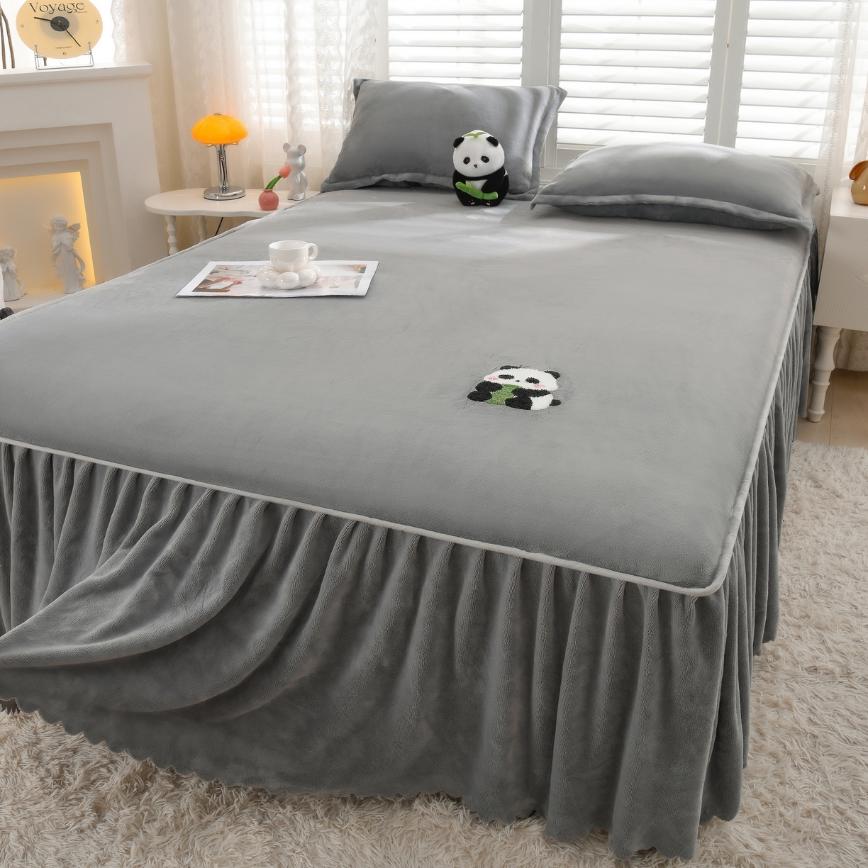 91家纺网 家纺一手货源 找家纺 湘之帛 2025新款简约毛巾绣牛奶绒床裙-小熊猫 小熊猫-灰色