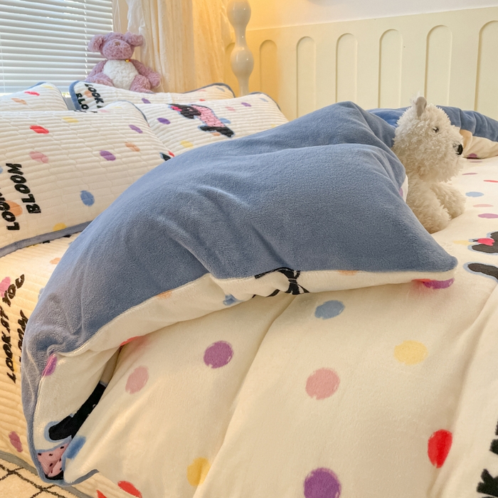 91家纺网 家纺一手货源 找家纺 云玲时尚 2025新款高克重牛奶绒印花床盖四件套 波点小狗